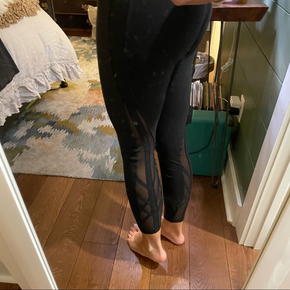 LuluLemon 8 Legging w/ back of leg details
